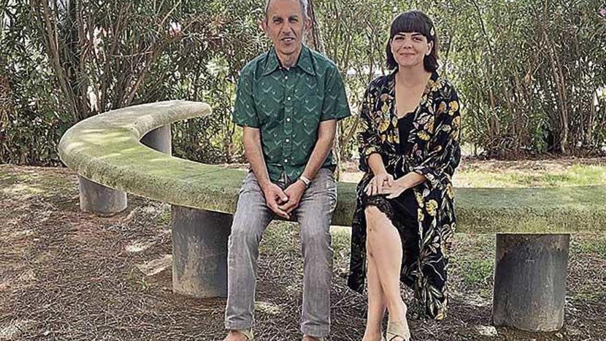 Joan Carles Bellviure y Agnès Llobet, ayer, en los jardines de este periódico.