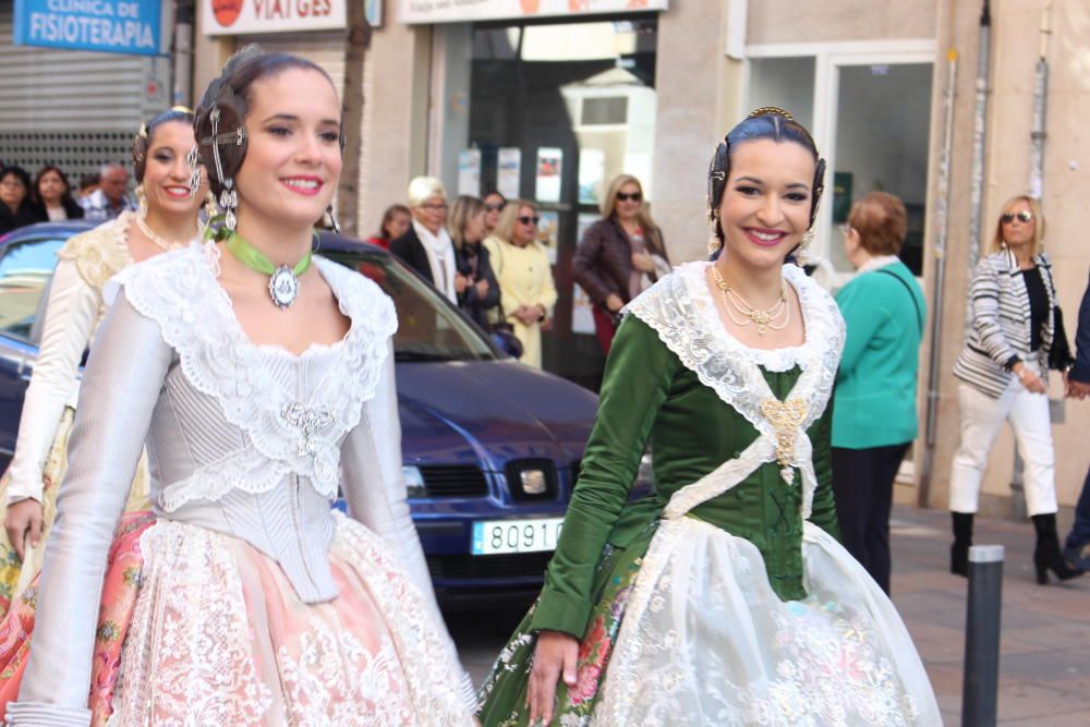 Las cortes de honor acudieron hasta la parada en la Ermita, puesto que después tenían que marcharse a la misma procesión, pero en el Marítimo.