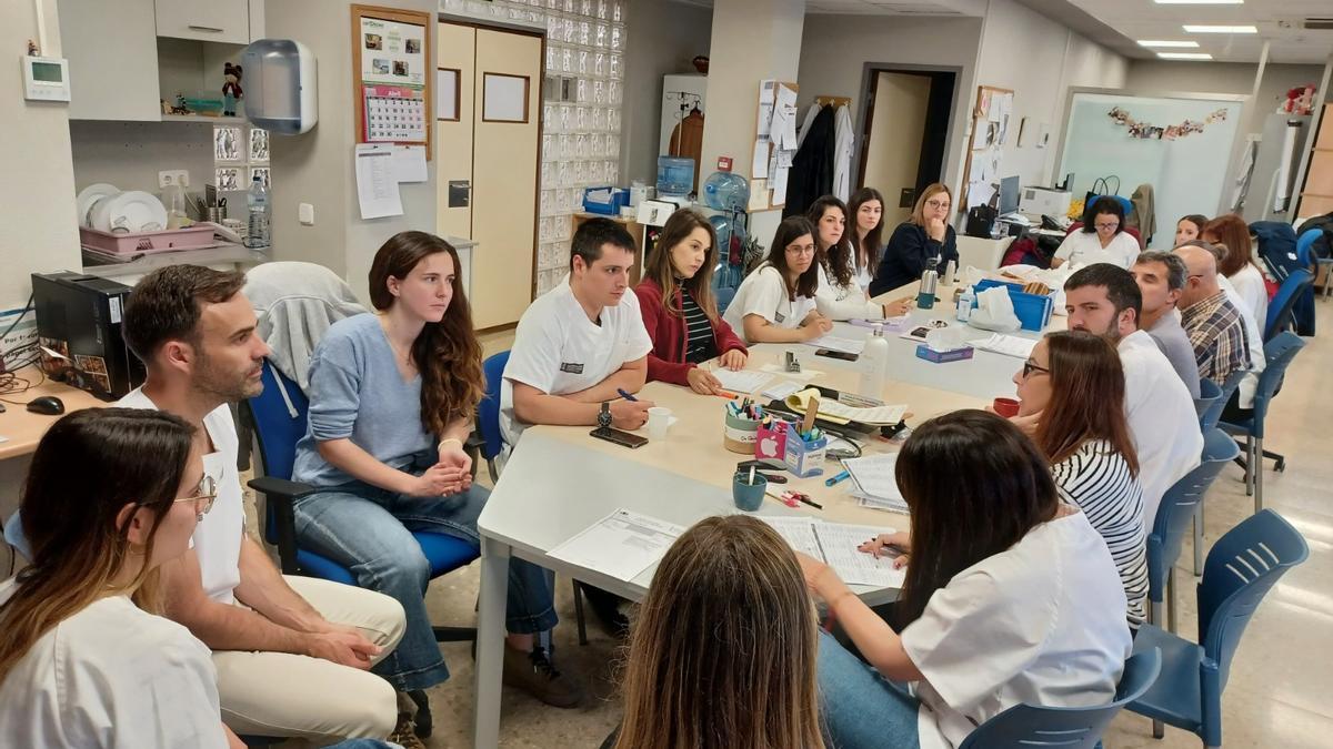 Una reunión de trabajo en la Unidad de Hospitalización a Domicilio (UHD) con sede en el hospital de Xàtiva.
