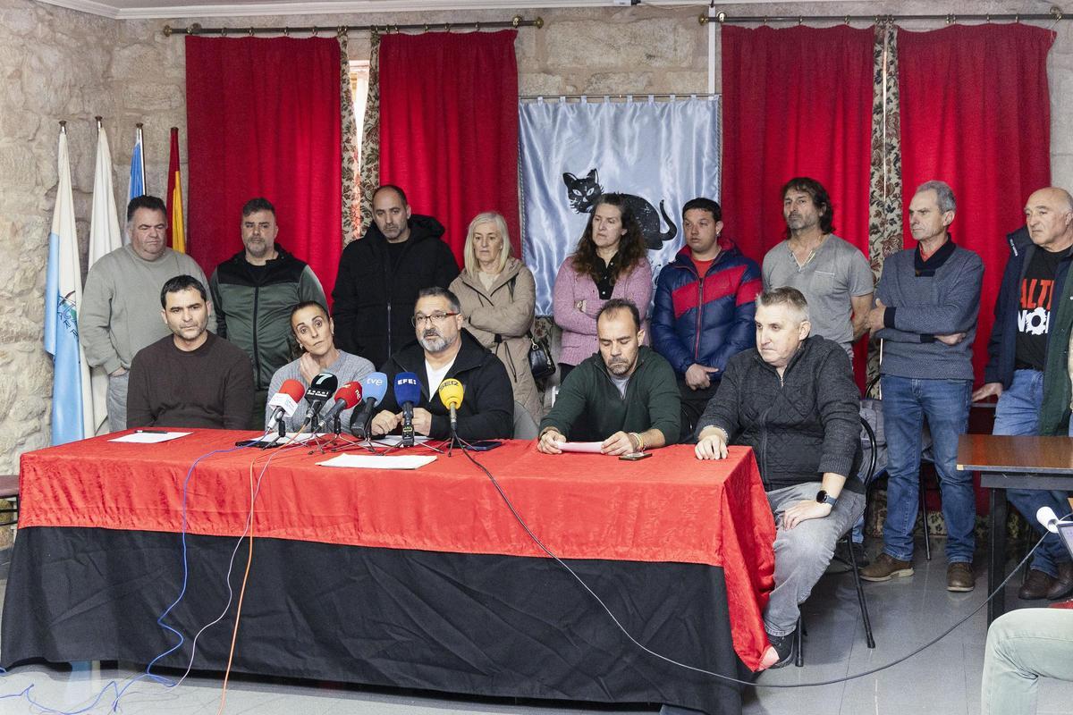Rueda de prensa, ayer en Vilagarcía, tras la reunión del sector marisquero