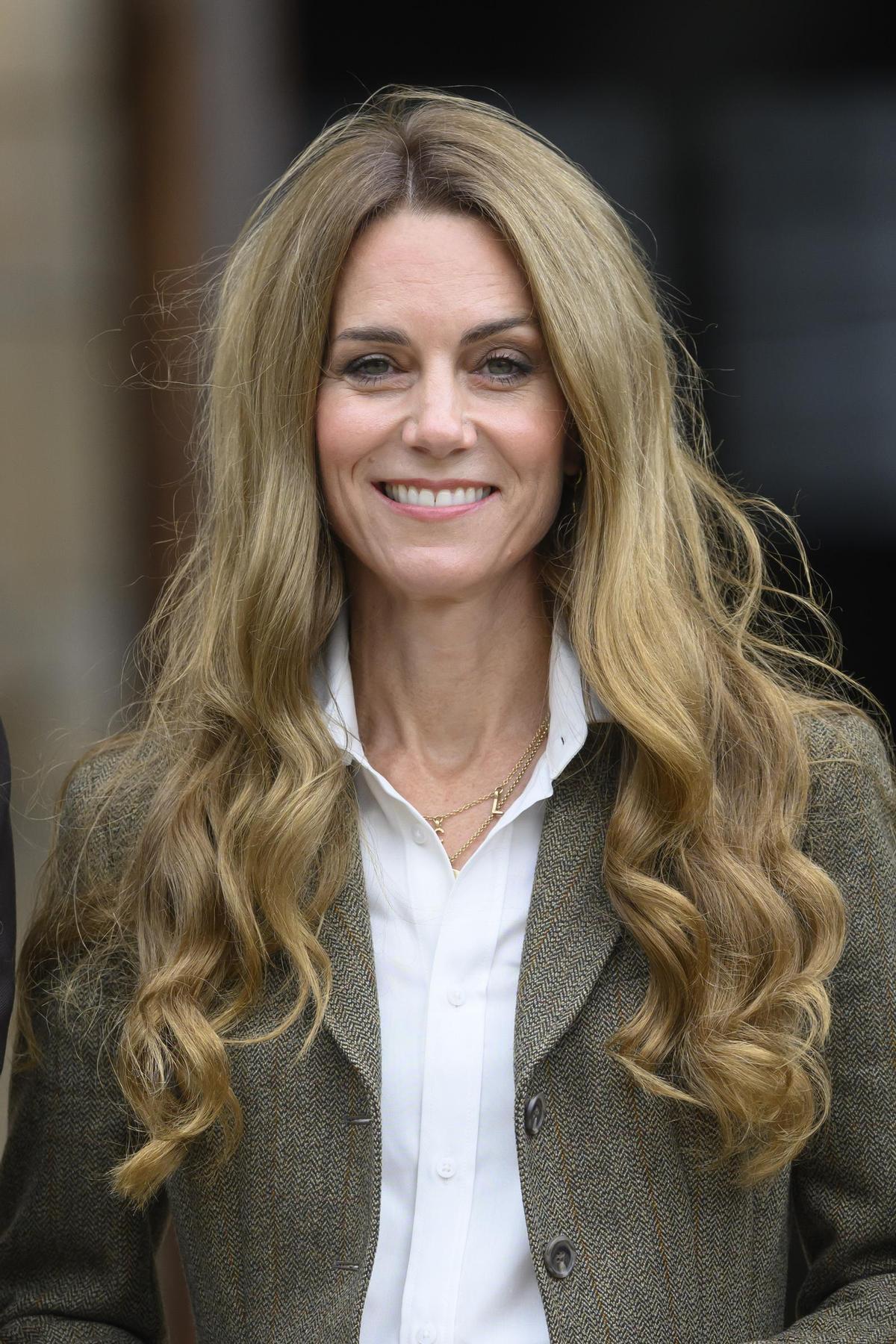 Kate Middleton cambia de ''look' y luce melena rubia