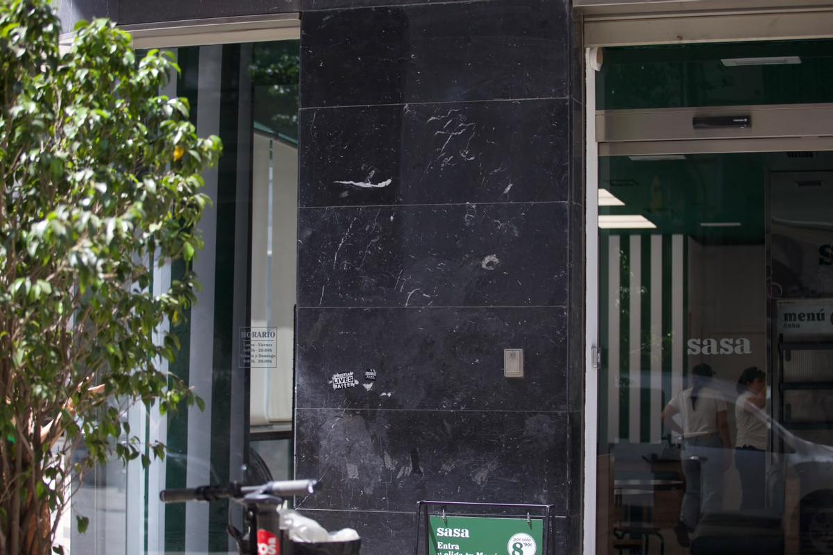 En la piedra negra de la calle San Vicente, 26 destaca un fósil