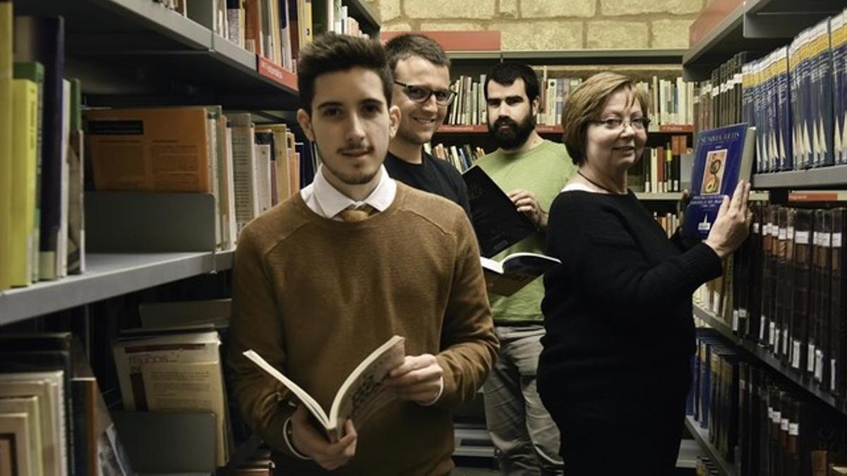 Voluntaros de la Viquipèdia: Xavier Dengra, Alistair Spearing, Àlex Hinojo y Marisa Lobato, en la Biblioteca de Sant Pau i la Santa Creu, de Barcelona.