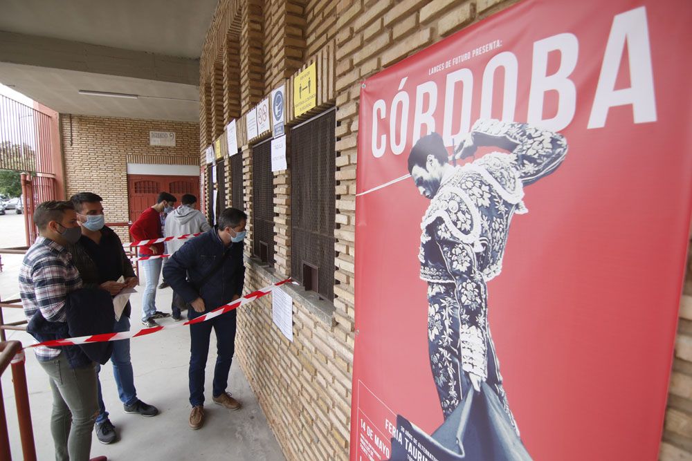 Colas en la plaza de toros para sacar los abonos de la feria taurina