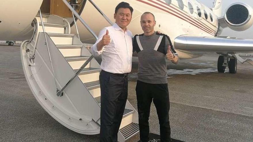 Hiroshi Mikitani, CEO de Rakuten y dueño del club, junto a Iniesta antes de subir al avión. // E.P.