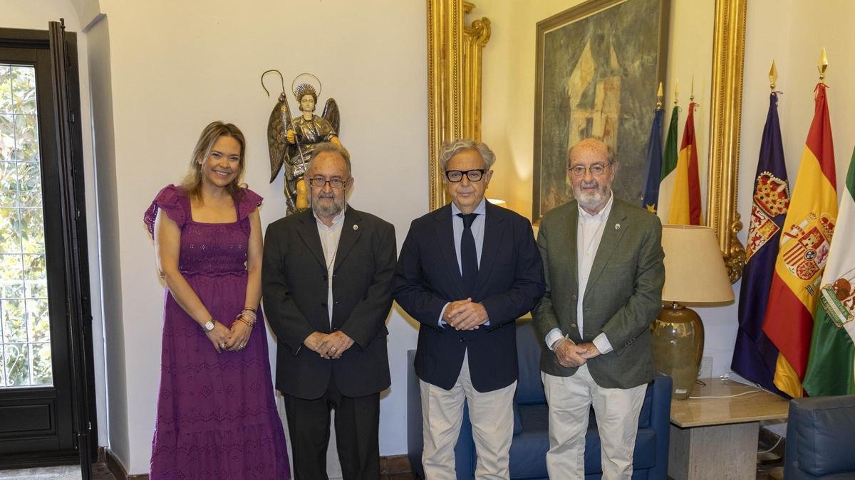 Monseñor Aguirre y Salvador Fuentes, en el centro de la imagen, tras la firma del convenio.
