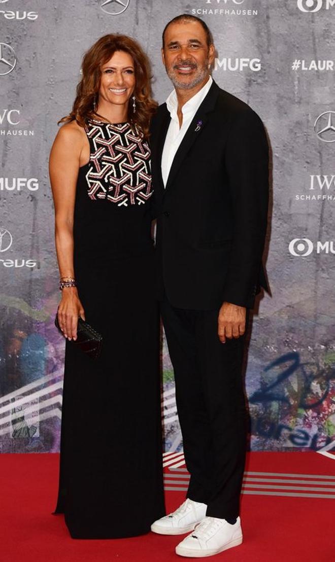 El exfutbolista Ruud Gullit y su pareja Karin de Rooij en la Gala de los Premios Laureus celebrada en el Verti Music Hall en Berlin.