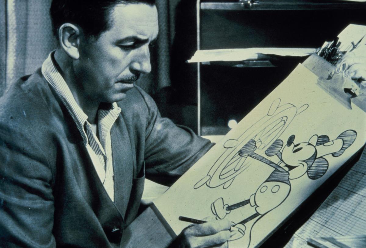 Walt Disney ante un boceto de Mickey Mouse.