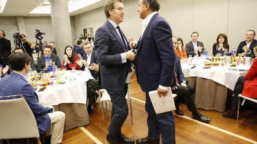 Alberto Núñez Feijóo y Javier Guerra, candidato al Senado por Pontevedra, ayer en Vigo. // R. Grobas