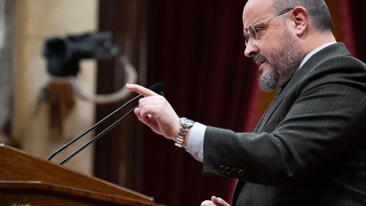 El presidente del PP en Cataluña, Alejandro Fernández, interviene en el pleno de los Presupuestos 2024 en el Parlament.