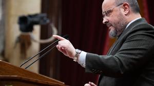 El presidente del PP en Catalunya, Alejandro Fernández, interviene en el pleno de los Presupuestos 2024 en el Parlament.