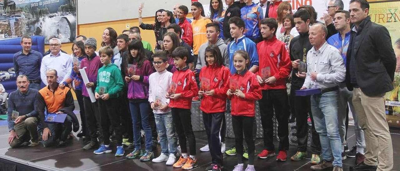 Foto de familia de los premiados en el circuito de carreras populares Correndo por Ourense, ayer en Expourense. // Iñaki Osorio