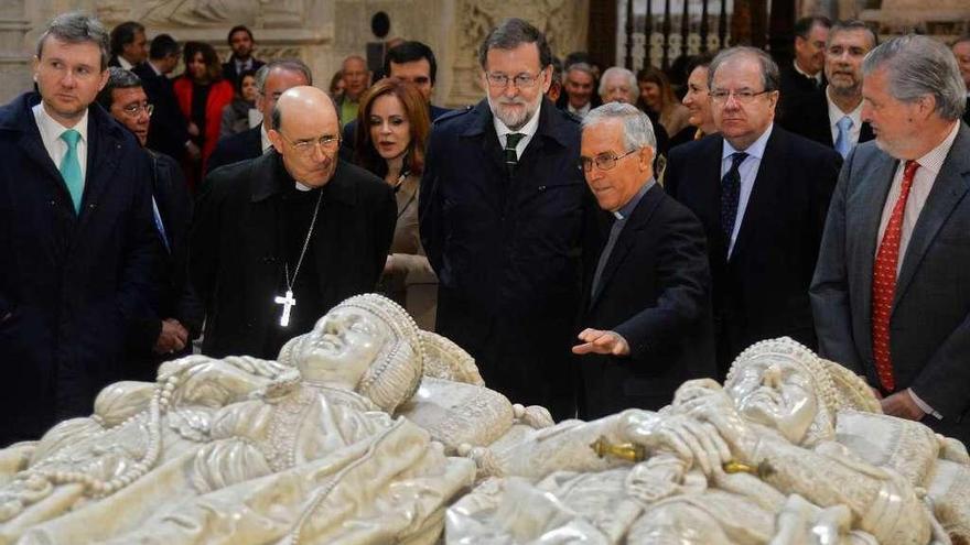 Rajoy, durante su visita la Catedral de Burgos acompañado por el presidente Herrera y otras autoridades.