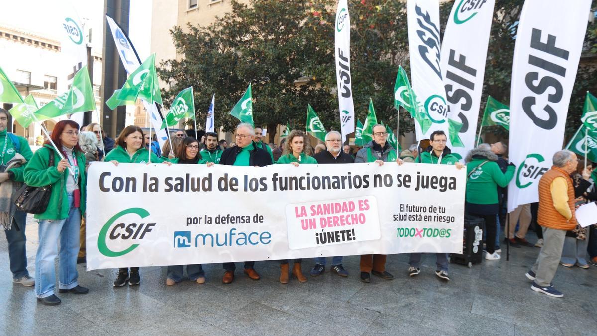 Protesta en defensa del mutualismo en la plaza del Pilar de Zaragoza.