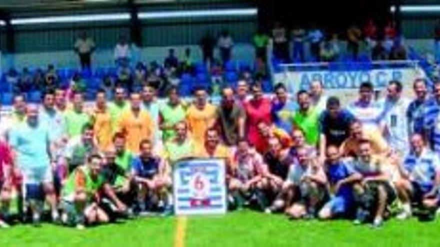 Pelle recibe el sentido homenaje en el Arroyo, club en el que es toda una referencia