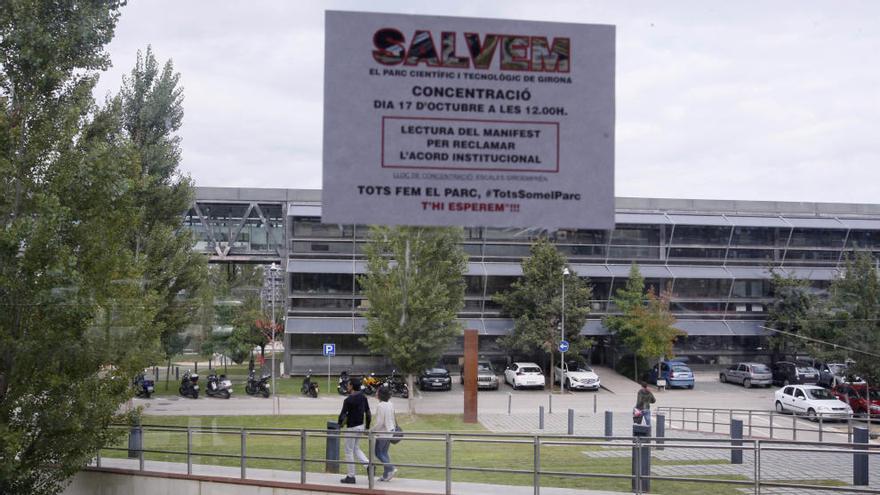 Cartells en què s&#039;anuncia la concentració de dilluns al migdia