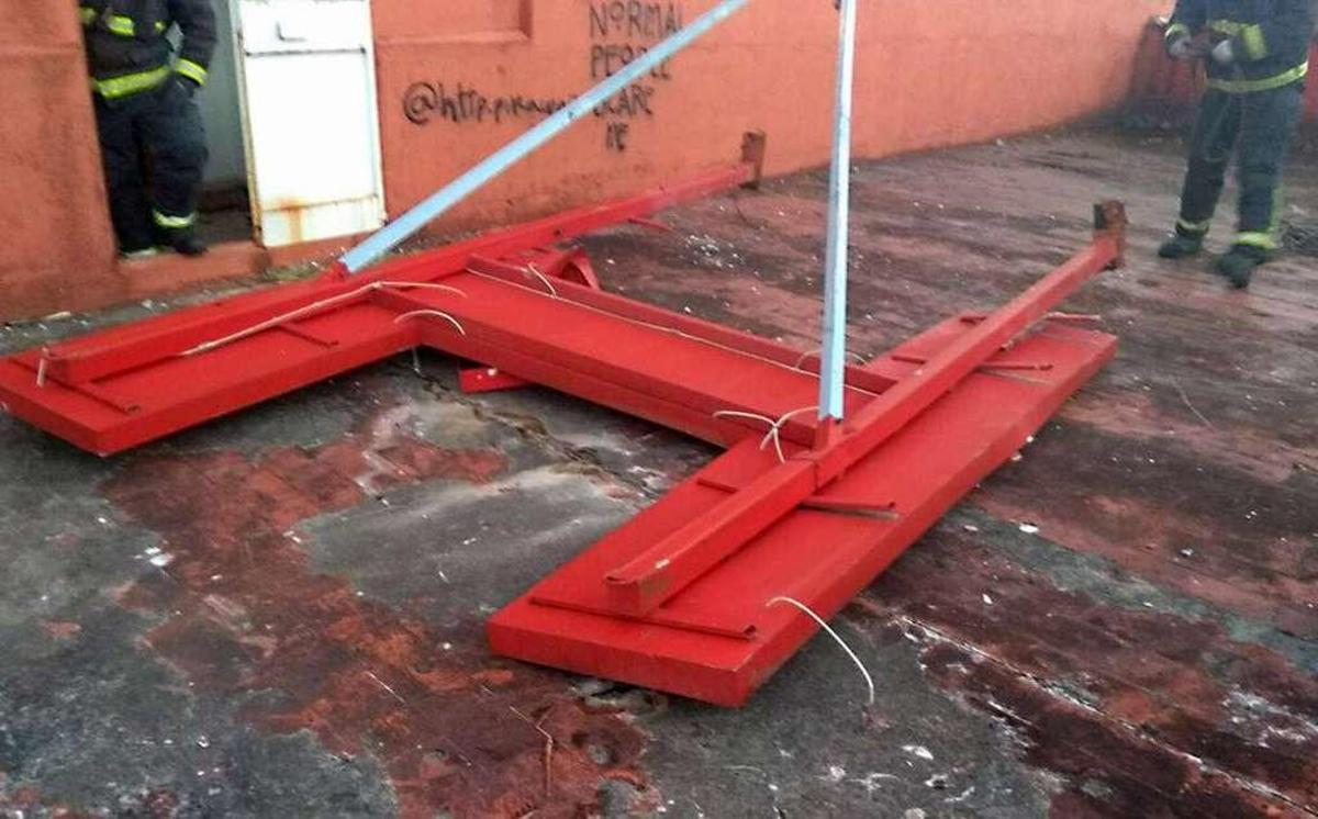 El estado ruinoso del edificio Los Castros obliga a actuar otra vez a los servicios de emergencias