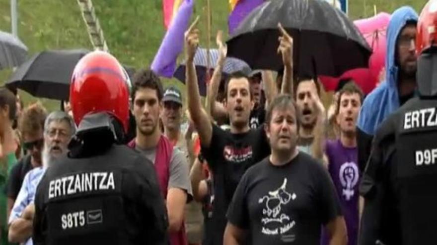 Antitaurinos y republicanos se concentran ante la plaza de toros de San Sebastián