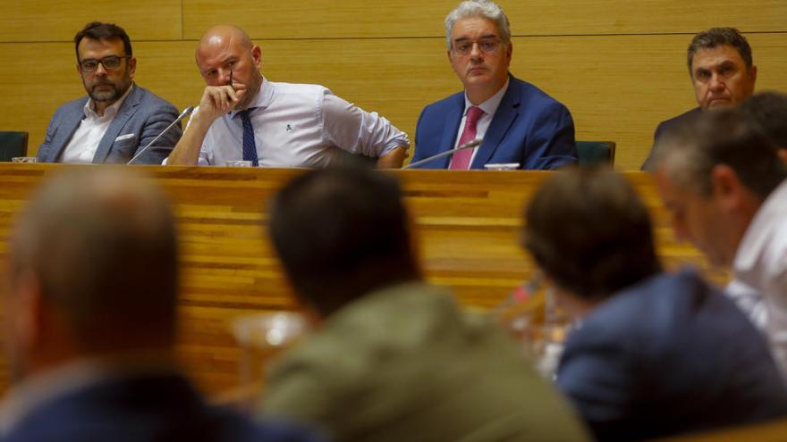 Gaspar escucha a la oposición en el pleno del mes de septiembre celebrado ayer.