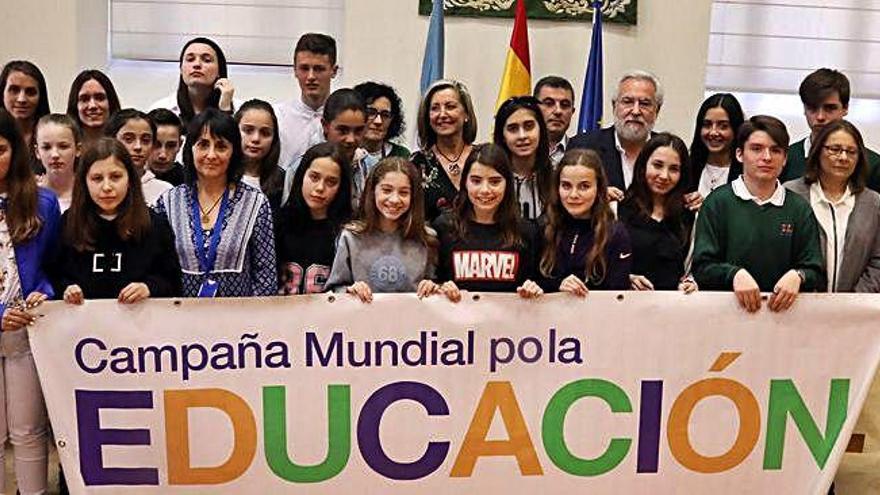 Rapaces dos cinco centros educativos, entre eles o Virxe da Cela, no acto onte no Parlamento galego.