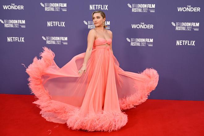 Florence Pugh con un vestido de Valentino en la presentación de 'The Wonder'