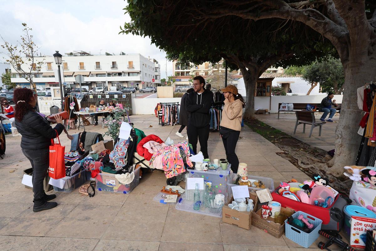 GALERÍA | Mercadillo de artículos de segunda mano en Jesús