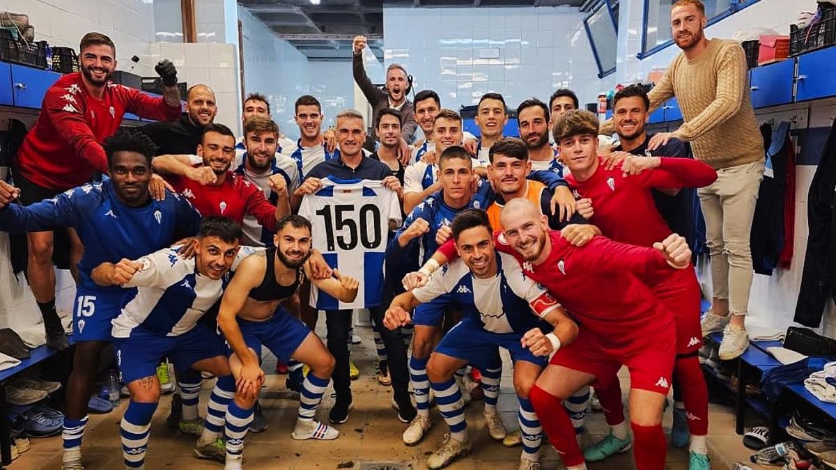 La plantilla del Alcoyano festeja la victoria sobre el Algeciras en el partido 150 de Vicente Parras en el banquillo del Deportivo.