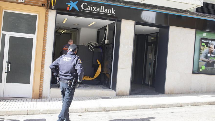 Empotran un camión contra una oficina bancaria de la Llosa de Ranes y se llevan el cajero automático