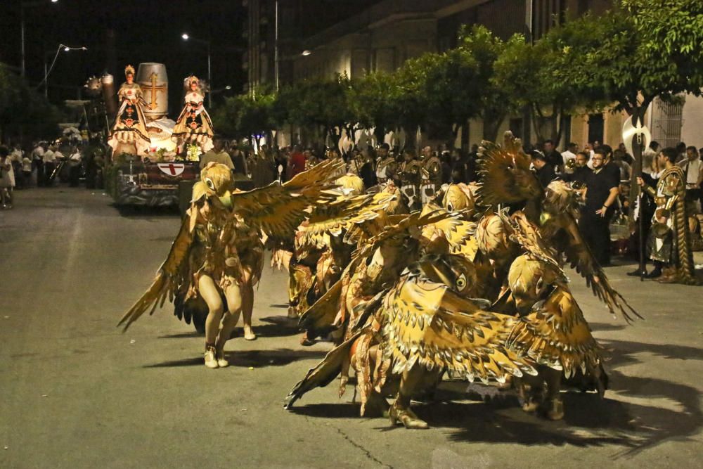 Las cuatro comparsas del bando de la cruz protagonizan un espectacular desfile por las calles del municipio