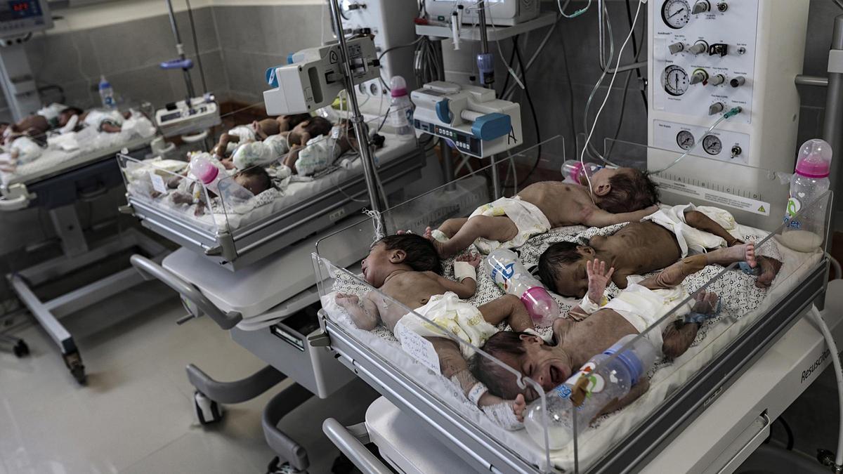 Rafah (--), 20/11/2023.- Bebés prematuros evacuados del hospital Al-Shifa de Gaza, en el Hospital de la Media Luna de los Emiratos en Rafah, sur de Gaza, el 20 de noviembre de 2023. Según la Media Luna Roja Palestina, 28 bebés prematuros fueron trasladados el 20 de noviembre desde el Hospital Emiratí al cruce fronterizo de Rafah, en coordinación con la Organización Mundial de la Salud y la Oficina de las Naciones Unidas para la Coordinación de Asuntos Humanitarios (OCHA). El Ministerio de Salud egipcio indicó que los bebés serían trasladados para recibir tratamiento médico en hospitales egipcios de Arish y El Cairo. (Egipto)