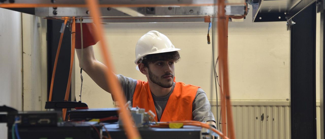 El ingeniero aeroespacial compostelano Mario Padrón, durante la construcción del prototipo