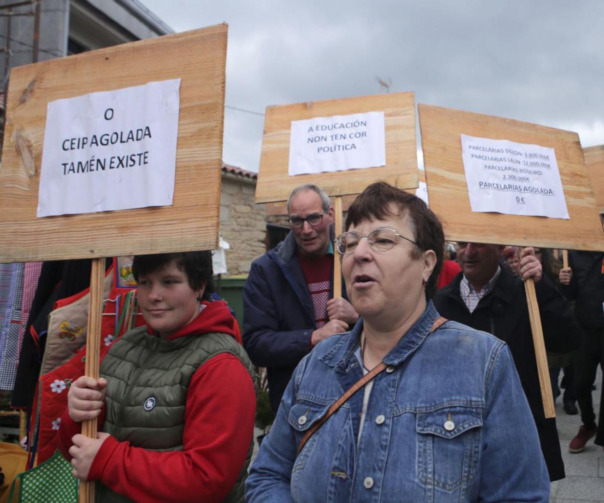 Los carteles piden mejoras en el CEIP y activar parcelarias. |   // BERNABÉ/A.V.