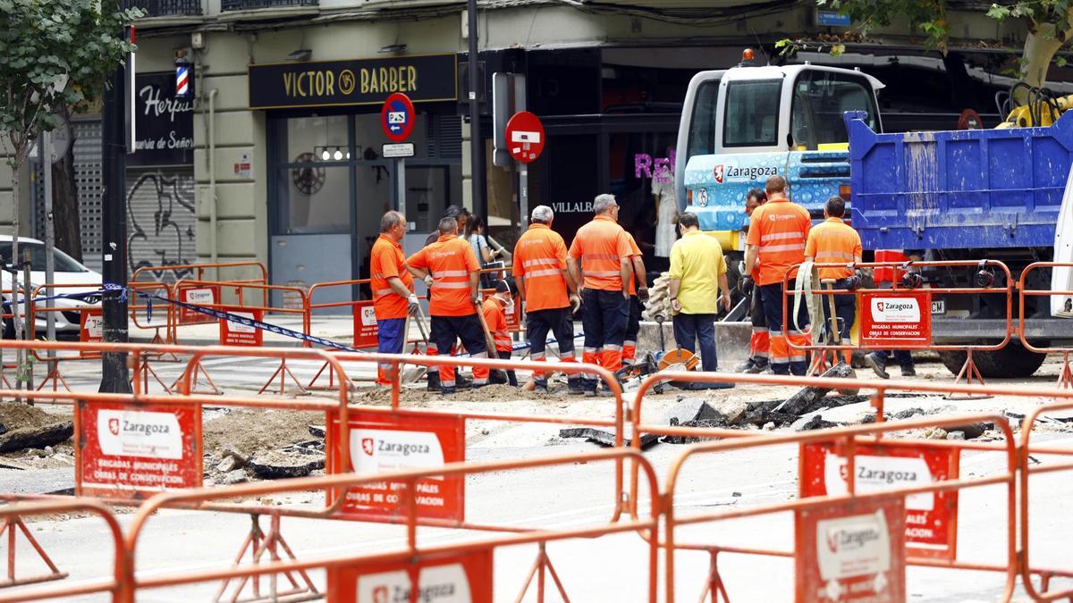 Operarios trabajan en Hernán Cortés horas después del reventón (26-8-23)