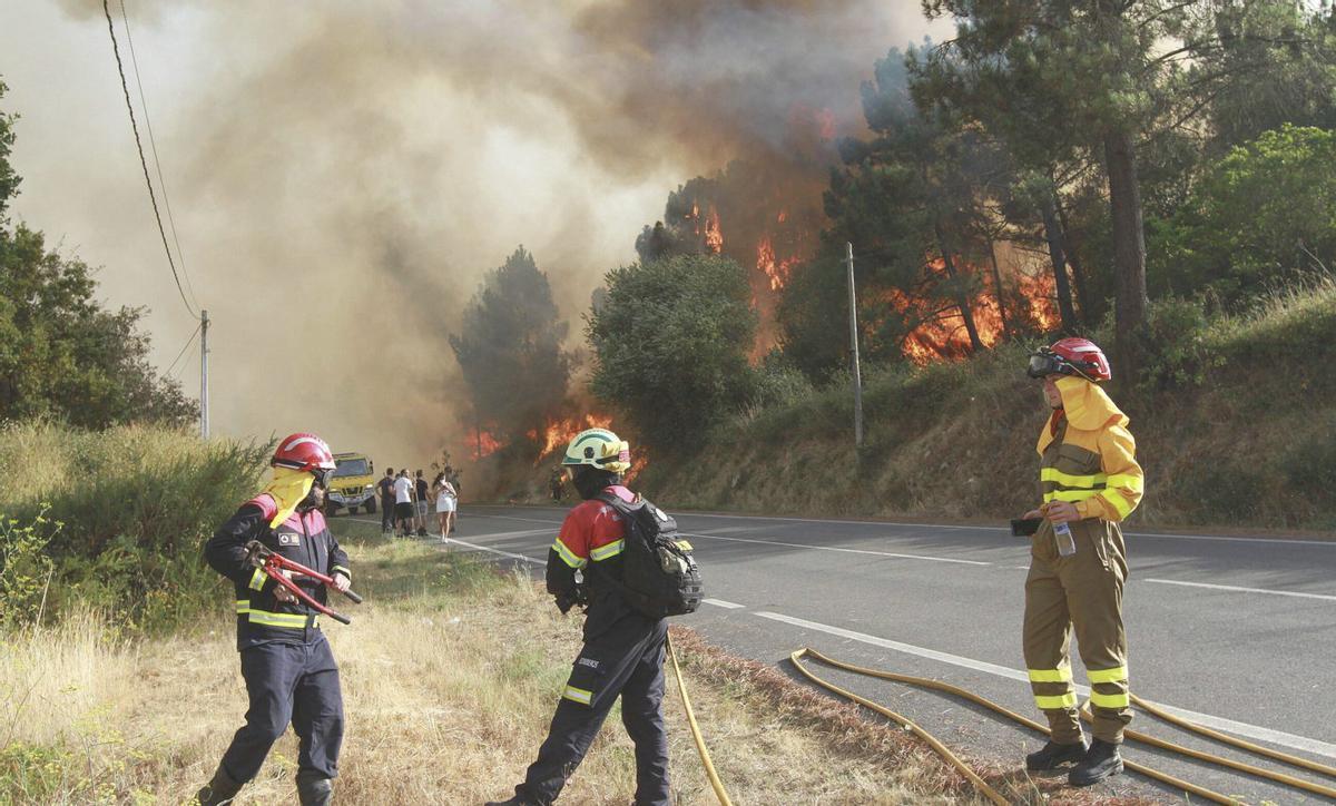 Actuación de bomberos en el consorcio en un incendio en Rante (San Cibrao das Viñas). | IÑAKI OSORIO