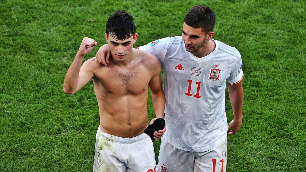 Pedri y Ferran Torres celebran la victoria de España ante Croacia en octavos de final, el pasado lunes.  | REUTERS/WOLFGANG RATTAY