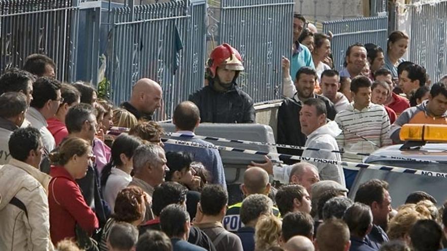 Casi un millar de vecinos de concentró delante de la vivienda de la familia fallecida en el incendio.