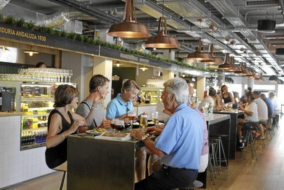 14 Stationen mit kulinarischen Raffi nessen vereint der neue Streetfood-Markt Mercat 1930 am Paseo Marítimo.