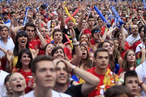 Los aficionados españoles en Madrid vivieron con tristeza la eliminación de España.