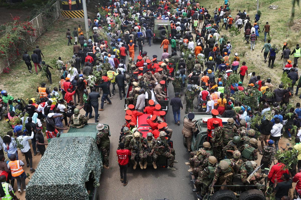 FORMER PRIME MINISTER ODINGA PAS (Kenya), 16/10/2025.- Supporters of the late Kenyan Prime Minister Raila Odinga follow the vehicle transporting his body after its arrival at Jomo Kenyatta International Airport in Nairobi, Kenya, 16 October 2025. Odinga, 80, who spent many years as an opposition leader, passed away in India on 15 October 2025 while receiving medical treatment. (Kenia) EFE/EPA/DANIEL IRUNGU