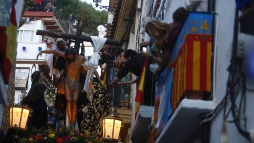 Alicante toma las calles para ver el descenso de los pasos de Santa Cruz