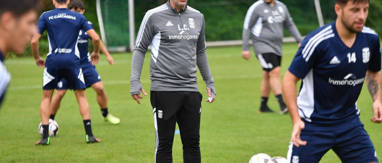 Luis Carrión da instrucciones en un entrenamiento. | PRENSA FC CARTAGENA