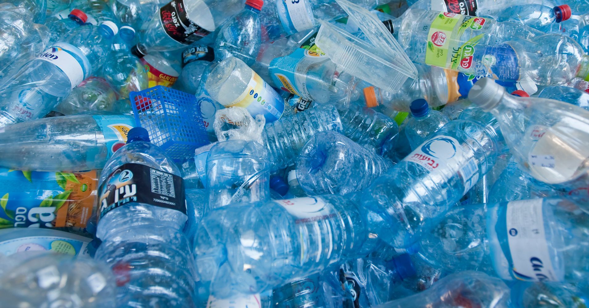 Descubre por qué los tapones de las botellas de plástico están ya pegados