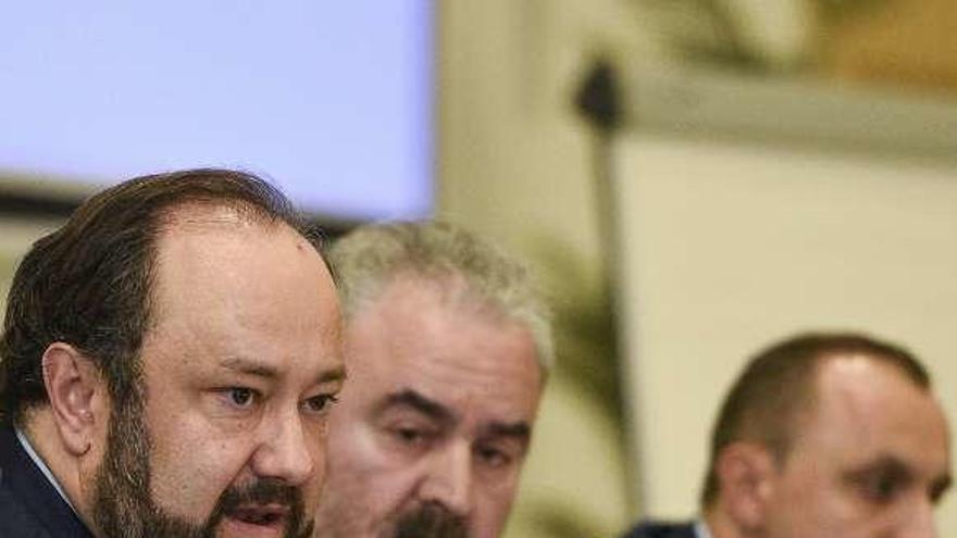 Jorge Menéndez Vallina, Manuel Paredes y Fernando Corral, durante la última junta de accionistas del Oviedo.