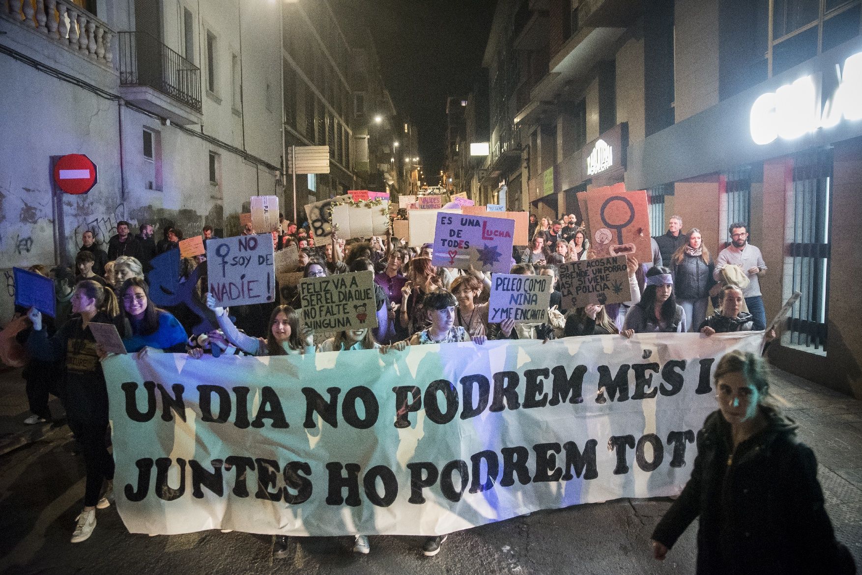 Manresa condemna la violència masclista en la manifestació del 8M