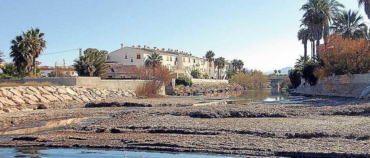 El agua de la desembocadura no se renueva y se pudre.