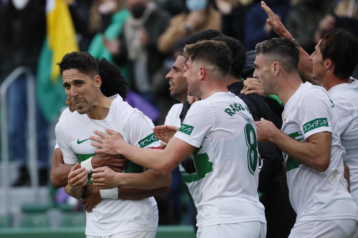 Fidel celebra con sus compañeros el tanto que ponía en ventaja al Elche contra el Barça en 2022