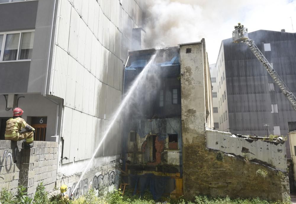 Los bomberos sofocan un incendio en una casa abandonada en A Falperra