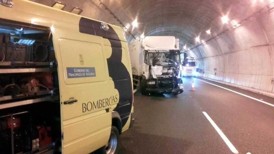 Uno de los camiones accidentados en el túnel de Faro.