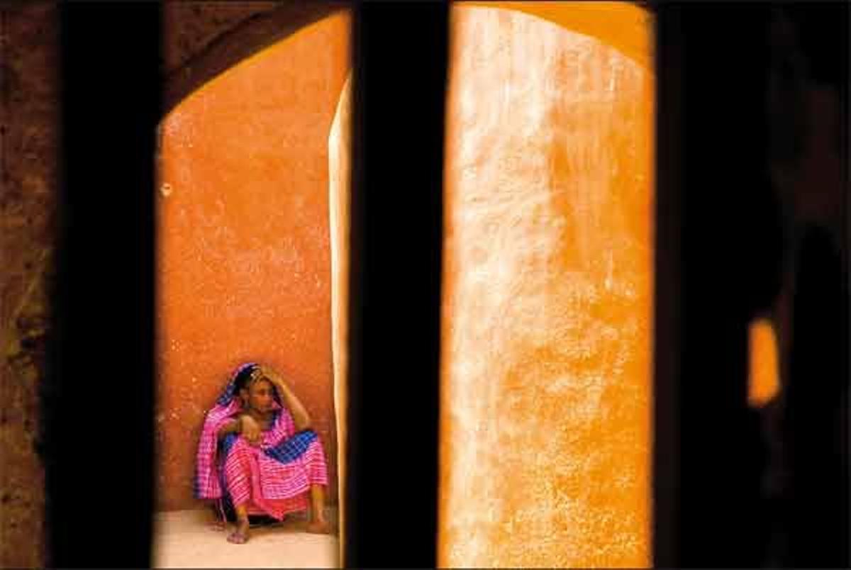 La llamada Casa de los Esclavos, en la isla de Gorée, una mansión dieciochesca teñida de un inten