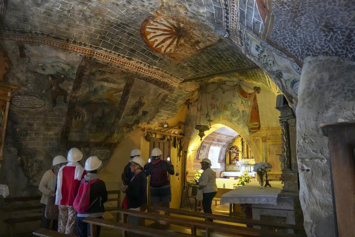 La visita se hace con casco, no nos olvidemos que esto es una cueva